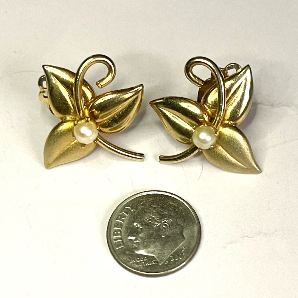 Vtg Cultured Oyster Pearls and Gold Tone Flora Clip Earrings NOS New Old Stock - Picture 7 of 10
